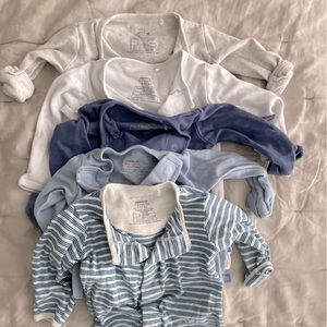 5 magnetic me onesies - the one on bottom of pic is not footed!